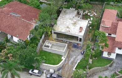 Imagem: A casa possui 4 Dormitórios, 4 Suítes, 5 Banheiros, 4 Vagas