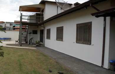 Imagem: A casa possui 3 Dormitórios, 1 Suíte, 3 Vagas na garagem