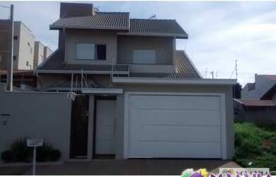 Imagem: A casa possui 3 Dormitórios, 1 Suíte, 2 Vagas na garagem