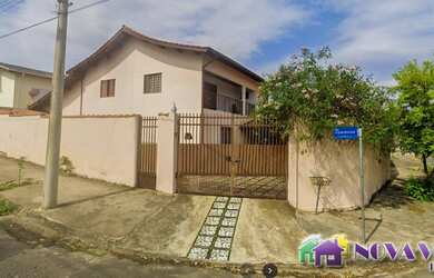 Imagem: A casa possui 4 Dormitórios, 1 Suíte, 3 Vagas na garagem