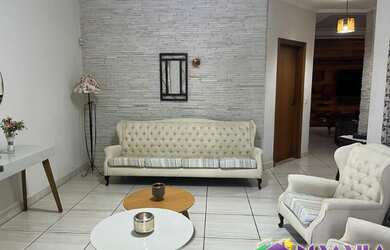 Imagem: A casa possui 4 Dormitórios, 1 Suíte, 2 Banheiros, 2 Vagas