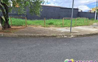 Imagem: O terreno possui 235m² de Área Privada e está localizado