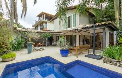 Imagem: A casa possui 5 Dormitórios, 4 Suítes, 5 Banheiros, 5 Vagas