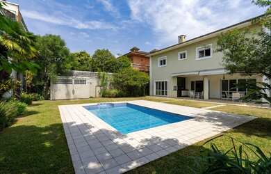 Imagem: A casa possui 4 Dormitórios, 4 Suítes, 6 Banheiros, 6 Vagas