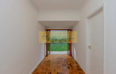 Imagem: A casa possui 4 Dormitórios, 4 Suítes, 8 Banheiros, 8 Vagas