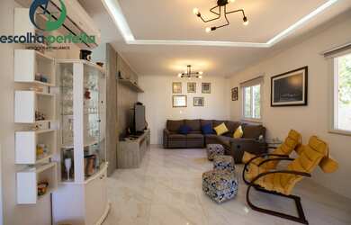 Imagem: A casa possui 4 Dormitórios, 2 Suítes, 6 Banheiros, 9 Vagas