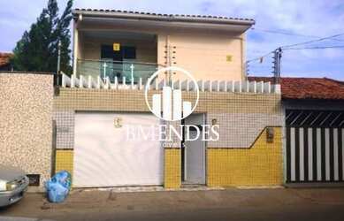 Imagem: A casa possui 4 Dormitórios, 1 Suíte, 5 Banheiros, 3 Vagas