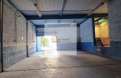 Imagem: O depósito possui 2 Banheiros, 2 Vagas na garagem e 600m²