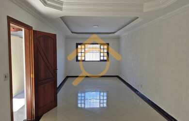 Imagem: A casa possui 3 Dormitórios, 1 Suíte, 2 Banheiros, 2 Vagas