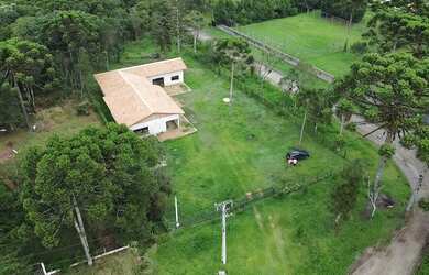 Imagem: A chácara possui 5 Dormitórios, 1 Suíte, 4 Banheiros, 20