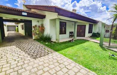 Imagem: A casa possui 3 Dormitórios, 2 Suítes, 3 Banheiros, 615m²