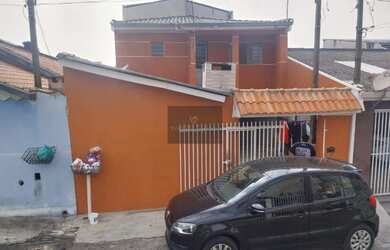 Imagem: A casa possui 3 Dormitórios, 2 Banheiros, 2 Vagas na garagem