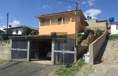 Imagem: A casa possui 3 Dormitórios, 1 Banheiro, 1 Vaga na garagem