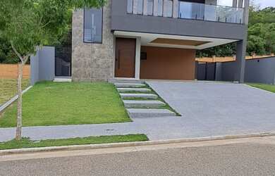 Imagem: A casa em condomínio possui 3 Dormitórios, 3 Suítes, 4 Banheiros