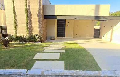 Imagem: A casa em condomínio possui 4 Dormitórios, 4 Suítes, 5 Banheiros