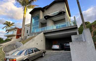 Imagem: A casa em condomínio possui 3 Dormitórios, 3 Suítes, 5 Banheiros