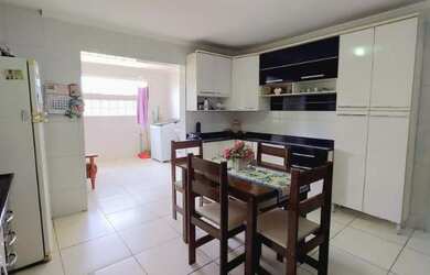 Imagem: A casa possui 2 Dormitórios, 2 Banheiros, 2 Vagas na garagem