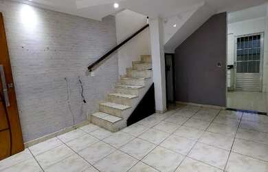 Imagem: A casa possui 2 Dormitórios, 1 Banheiro, 1 Vaga na garagem