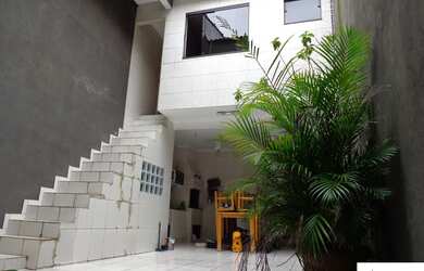 Imagem: A casa possui 2 Dormitórios, 1 Suíte, 5 Banheiros, 2 Vagas