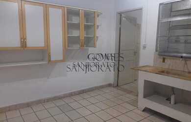 Imagem: A casa possui 2 Dormitórios, 1 Banheiro, 2 Vagas na garagem