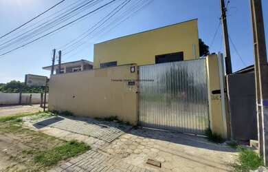 Imagem: O depósito possui 2 Banheiros e 2 Vagas na garagem e está