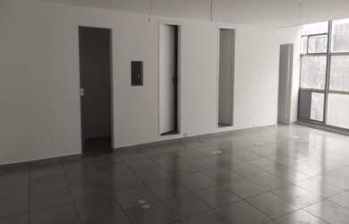 Imagem: A sala comercial possui 2 Banheiros, 2 Vagas na garagem, 75m²