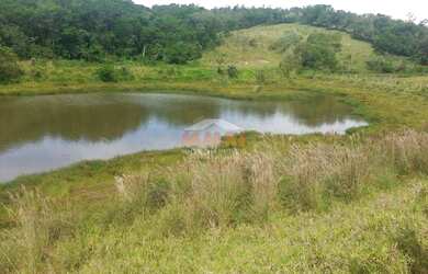 Imagem: A fazenda possui 2 Dormitórios, 1 Suíte, 1 Banheiro, 2 Vagas