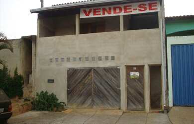 Imagem: A casa possui 2 Dormitórios, 2 Banheiros, 2 Vagas na garagem