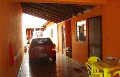 Imagem: A casa possui 3 Dormitórios, 1 Banheiro, 3 Vagas na garagem