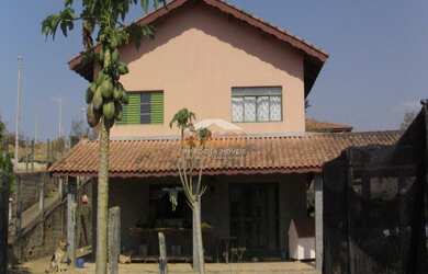 Imagem: A chácara possui 3 Dormitórios, 1 Suíte, 1 Banheiro, 2 Vagas