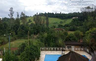 Imagem: A chácara possui 5 Dormitórios, 1 Suíte, 3 Banheiros, 2 Vagas