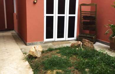 Imagem: A casa possui 3 Dormitórios, 3 Suítes, 5 Banheiros, 2 Vagas