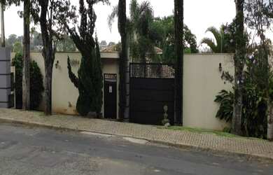 Imagem: A casa possui 4 Dormitórios, 1 Suíte, 4 Banheiros, 6 Vagas