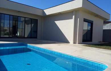 Imagem: A casa possui 3 Dormitórios, 3 Suítes, 4 Banheiros, 3 Vagas