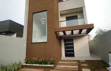 Imagem: A casa possui 3 Dormitórios, 1 Suíte, 2 Banheiros, 2 Vagas