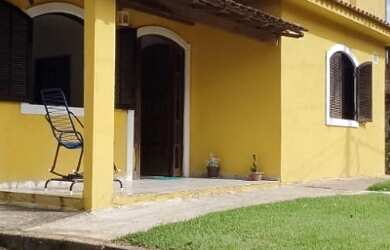 Imagem: A casa possui 3 Dormitórios, 1 Suíte, 2 Banheiros, 450m²