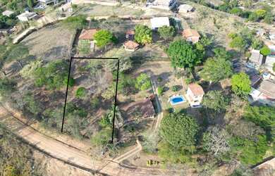 Imagem: O terreno possui 870m² de Área Privada e está localizado