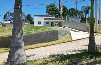 Imagem: A casa possui 3 Dormitórios, 1 Suíte, 2 Banheiros, 1 Vaga