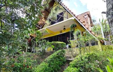 Imagem: A casa possui 3 Dormitórios, 2 Suítes, 2 Banheiros, 2 Vagas