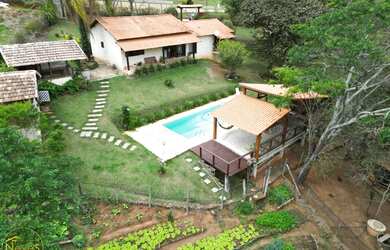 Imagem: A chácara possui 3 Dormitórios, 1 Suíte, 2 Banheiros, 1 Vaga