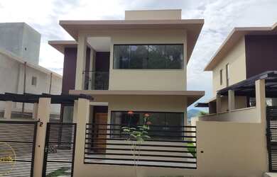 Imagem: A casa possui 3 Dormitórios, 2 Suítes, 3 Banheiros, 1 Vaga