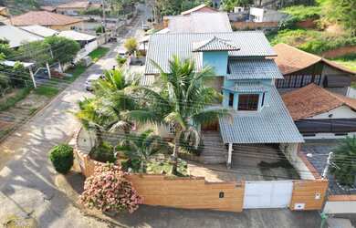 Imagem: A casa possui 4 Dormitórios, 1 Suíte, 3 Banheiros, 2 Vagas