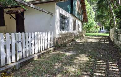 Imagem: A chácara possui 3 Dormitórios, 2 Banheiros, 2 Vagas na garagem
