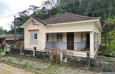 Imagem: A casa possui 6 Dormitórios, 2 Banheiros, 1 Vaga na garagem