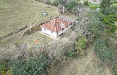 Imagem: A chácara possui 4 Dormitórios, 1 Suíte, 2 Banheiros, 79.600m²