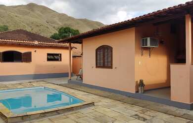 Imagem: A casa possui 4 Dormitórios, 1 Suíte, 2 Banheiros, 1 Vaga