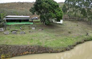 Imagem: A casa possui 3 Dormitórios, 2 Banheiros, 1.850m² de Área