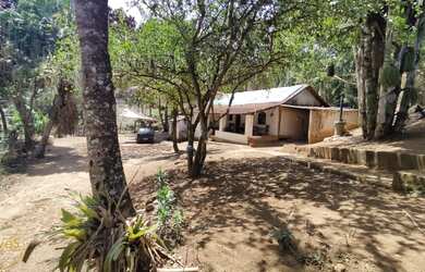 Imagem: A chácara possui 3 Dormitórios, 1 Banheiro, 1 Vaga na garagem