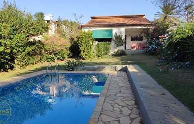 Imagem: A casa possui 4 Dormitórios, 2 Suítes, 3 Banheiros, 1 Vaga