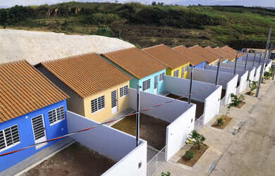 Imagem: A casa possui 2 Dormitórios, 2 Vagas na garagem, Varanda e